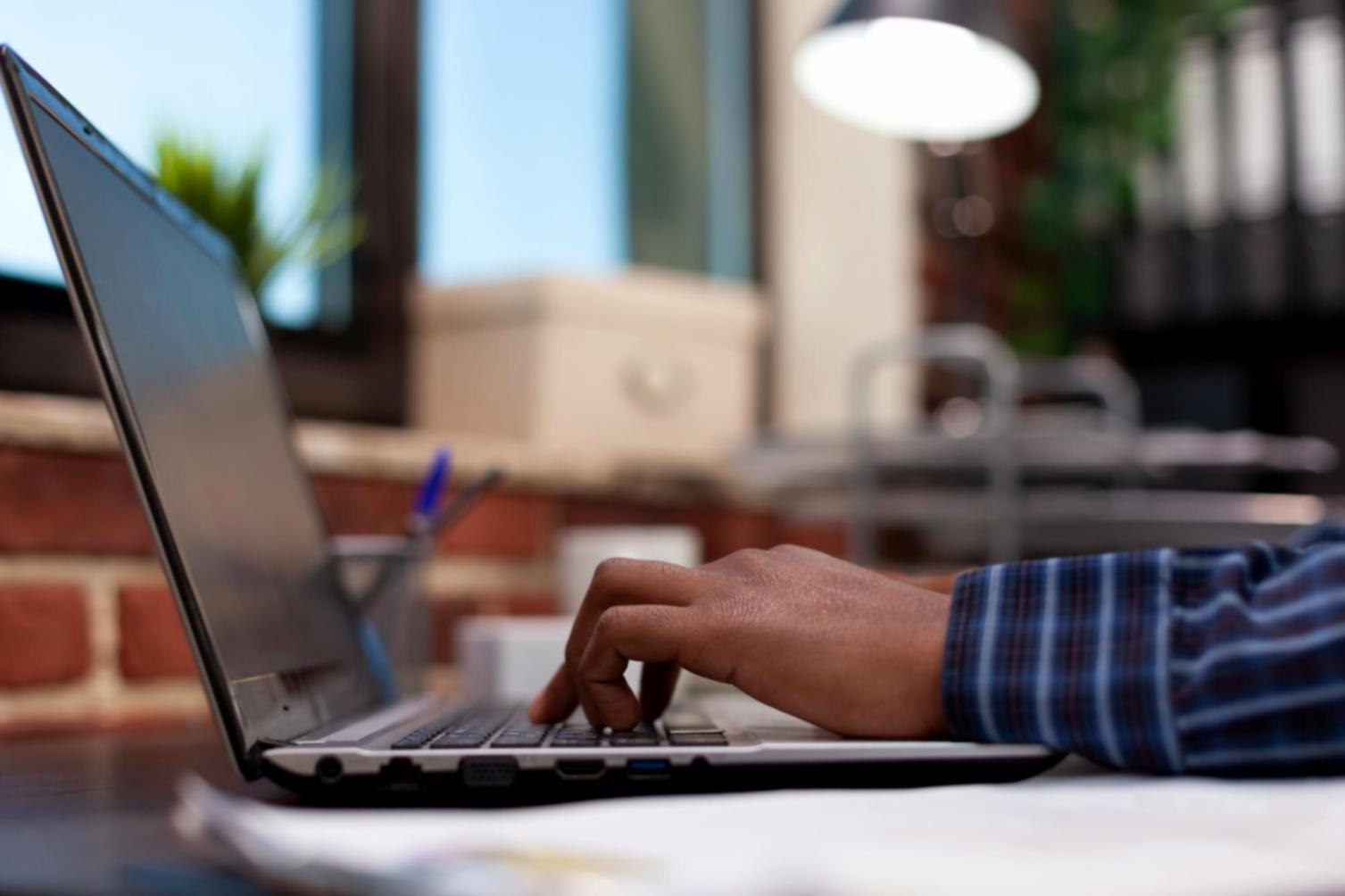 Finanzplanung Workspace mit Dokumenten und Taschenrechner